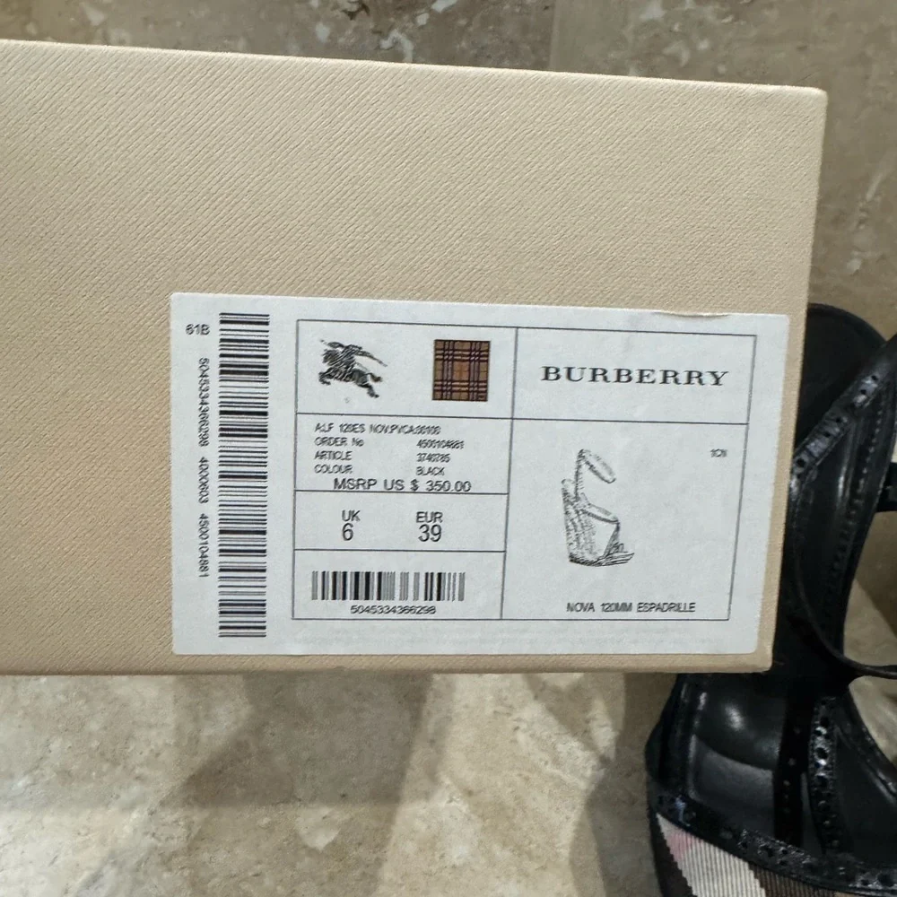 Burberry Black and Cream Heels Sophisticated Design - Picture 9 of 10